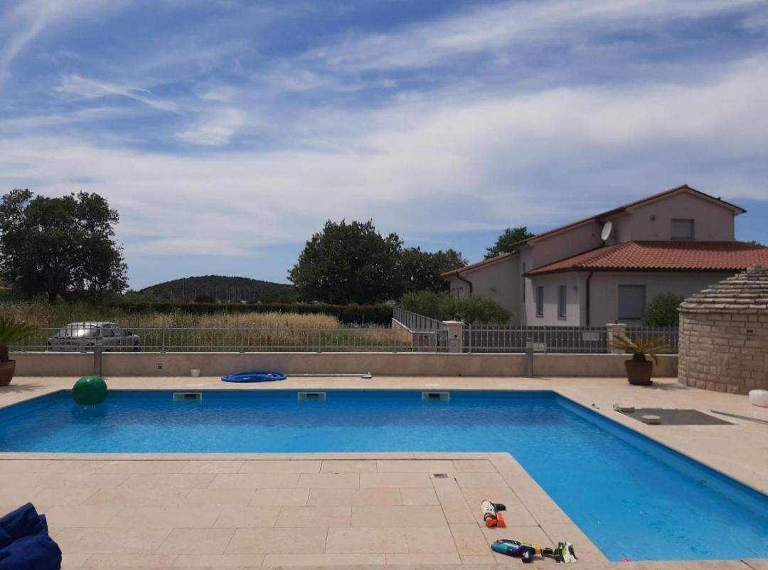 Nice, Cosy Studio Apartment With Shared Outdoor Pool Banjole Exterior foto